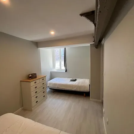 Holiday home Spacieuse Maison Bleue, Au Centre Des Cordiers