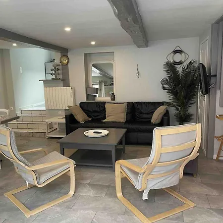 Holiday home Spacieuse Maison Bleue, Au Centre Des Cordiers